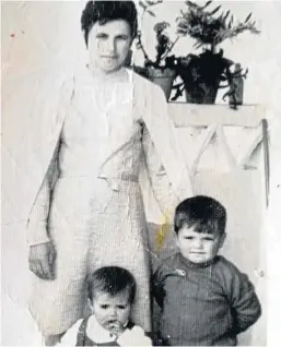  ?? ?? CON SU MADRE Y SU HERMANA. Juan Bermúdez aparece junto a su madre y su hermana Virtudes, ya que todavía no había nacido su hermana Paqui. Aunque no lo recuerda, porque era muy pequeño, su madre le contó que esta foto se hizo estando su padre en la mar faenando en un barco en el que pasaba hasta un periodo de seis meses. De su padre asegura que le viene su pasión por el mar.