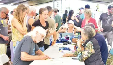  ??  ?? Evacuees fill out forms before being allowed to return to their Leilani Estates homes to gather belongings, near Pahoa, Hawaii.