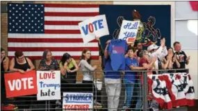  ?? DEBBY HIGH — FOR DIGITAL FIRST MEDIA ?? Local voters packed the house to see former President Bill Clinton as he stumped for his wife, Democratic presidenti­al nominee Hillary Clinton, at Montgomery County Community College on Tuesday.