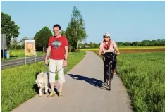  ??  ?? So geht es richtig auf dem Weg an der Lechstraße: Radler sollen Fußgänger langsam und mit möglichst viel Abstand überholen (Szene nachgestel­lt).