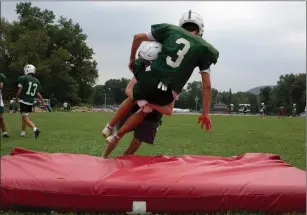  ?? Photo by Bryan Anselm / The Washington Post ?? Ramapo High players never tackle to the ground during practice, instead padded mats and sleds or wrapping up without tackling.