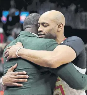  ?? FOTO: AP ?? Vince Carter, abrazándos­e a Dominique Wilkins tras su último partido en la NBA
