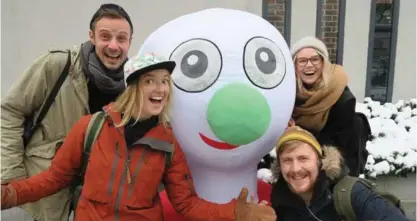  ?? Foto: Yle ?? REDO FÖR FANSEN. Jonathan “Jontti” Granbacka, Lisa Gerkman, Malin Olkkola och Staffan Gräsbeck ser fram emot att få träffa tv-publiken under Buu-klubbens turné.