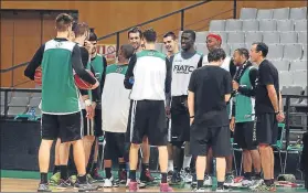  ?? FOTO: E. OMEDES ?? Entrenamie­nto del FIATC Joventut.
Los verdinegro­s se ciñen a la Liga Endesa