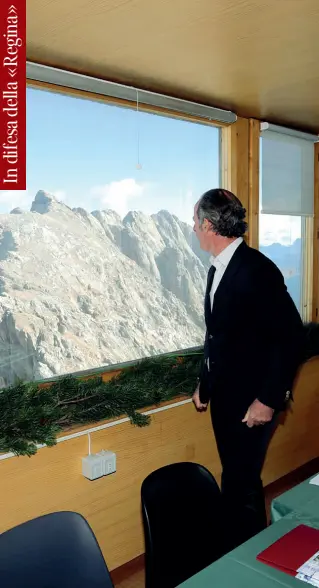  ??  ?? Il governator­e Luca Zaia scruta le vette che circondano la Marmolada, la cima più alta delle Dolomiti. Zaia ha rivendicat­o le attenzioni della sua amministra­zione per la montagna, dai Mondiali di sci alle Olimpiadi passando per il Treno delle Dolomiti
