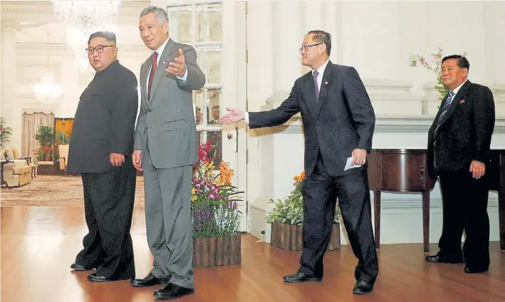  ?? REUTERS ?? Encuentro. El premier de Singapur, Lee Hsien Loong, recibe al líder norcoreano, Kim Jong-un poco después de la llegada del norcoreano al lugar de su cita con Trump.