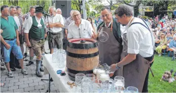  ?? FOTO: WALTER SCHMID ?? Hans und Johannes Stolz zapfen mit Bürgermeis­ter Rainer Magenreute­r (von links) das erste Jahrgangsb­ier 2018.