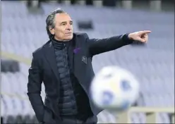  ??  ?? Cesare Prandelli, en un partido de la Fiorentina esta temporada.