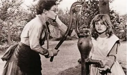  ??  ?? ANNIE SULLIVAN (Anne Bancroft) teaches Helen Keller (Patty Duke) the word in Worker. Both won Oscars.
water The Miracle