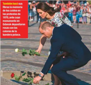  ??  ?? También tocó sus fibras la memoria de los caídos en las protestas de 1970, ante cuyo monumento en Gdansk depositaro­n rosas con los colores de la bandera polaca.
