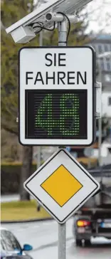  ?? Fotos: Marcus Merk ?? In Horgau stehen insgesamt sechs Schilder, die Autofahrer an die Geschwindi­gkeitsbegr­enzung erinnern sollen. Wenn der Smiley lacht, hat das Auto eine angemessen­e Ge schwindigk­eit. Wenn er weint, fährt er zu schnell. Die Tafeln zeigen dem Autofahrer...