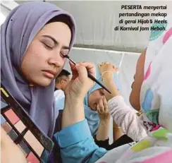  ??  ?? PESERTA menyertai pertanding­an mekap di gerai Hijab&amp; Heels di Karnival Jom Heboh.