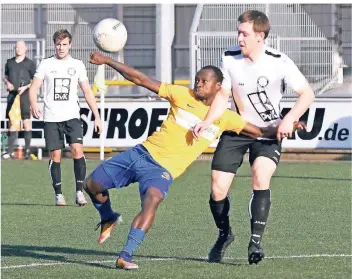  ??  ?? Nettetals Innenverte­idiger Frederik Verlinden (r.) hatte mit Ex-Profi Moses Lamidi im Heimspiel gegen Ratingen seine liebe Mühe. SCU-Winterzuga­ng René Jansen schaut im Hintergrun­d gespannt zu.