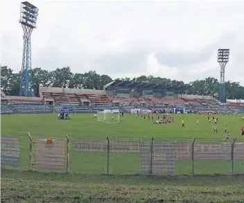  ?? FOTOS: ANDRE SCHAHIDI (2), DPA ?? Das Stadion, in dem Drittligis­t Odra Oppeln seine Heimspiele austrägt, hat schon bessere Zeiten erlebt. 3300 Sitzplätze bietet die Anlage, für die Gästefans gibt es 500 Stehplätze.