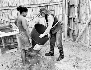  ?? Cortesía Distrito De salud De Manta ?? • En las visitas domiciliar­ias del Ministerio de Salud en Manta se revisan los tanques de agua para ver si hay larvas de zancudo.