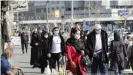  ??  ?? Passanten in Irans Hauptstadt Teheran - die Krise ist überall spürbar