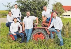  ?? FOTO: PRIVAT ?? Sechs Freunde aus Horgenzell gehen auf große Fahrt – jedoch nicht mit diesem Traktor, sondern mit alten Mercedes-Kombis: vorne, von links Clemens Fischer, Johannes Maichel und Thomas Köser, in der Mitte Lars Lang und hinten Philipp Köser (links) und...