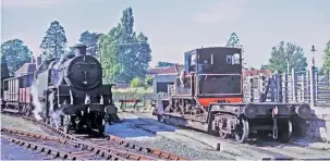  ?? BOTH: COLOUR RAIL ?? On October 6 1962, No. 823 has arrived at Welshpool on a well wagon following overhaul at Oswestry, completed in pre-Grouping lined black. Standard ‘4MT’ 2-6-4T No. 80079 (now preserved at the Severn Valley Railway) is on the left, presumably having delivered it there.