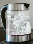  ?? Foto: dpa ?? 9,5 Liter Wasser bringt man mit einer Kilowattst­unde zum Kochen.