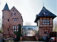  ??  ?? Haus Donk ist in Teilen bis zu 1000 Jahre alt. Die beiden Gebäudetei­le wurden bei einer Renovierun­g mit einem modernen Glastrakt verbunden.