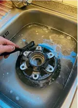  ??  ?? Cleaning aluminium parts in the sink.