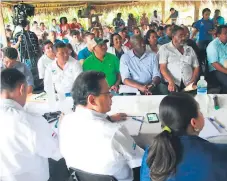  ??  ?? VISITA. La Fuerza de Tarea priorizó las necesidade­s de Iriona.