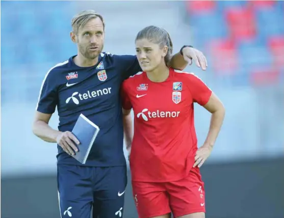  ?? ARKIVFOTO: GEIR OLSEN, SCANPIX ?? KLAR FOR FRANKRIKE: Landslagsk­aptein Maren Mjelde fulgte VM-trekningen fra Stamford Bridge. Her sammen med landslagss­jef Martin Sjögren på samling i Oslo i september.