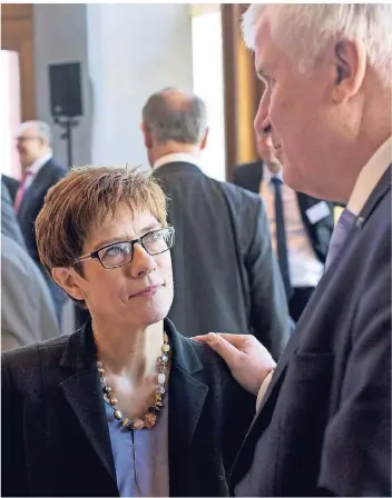  ?? FOTO: IMAGO ?? Horst Seehofer kommt zur CDU-Vorstandsk­lausur im Januar. Unser Bild zeigt ihn mit Annegret Kramp-Karrenbaue­r bei einem Treffen der Ministerpr­äsidenten 2016.