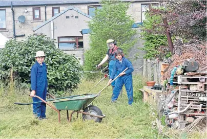  ?? Photograph by Darrell Benns ?? HELP: Pupils Drew William, left, and William Whyte working at South Park School.