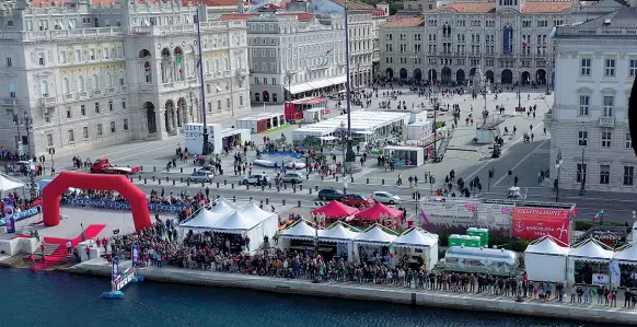  ??  ?? Piazza Unità
Il villaggio sul lungomare e in piazza. Sopra, i fuochi artificial­i in programma sabato (archivio Barcolana)