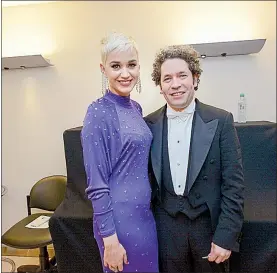  ??  ?? El director y músico Gustavo Dudamel, de Venezuela, junto a la cantante estadunide­nse Katy Perry antes de un concierto en el teatro Colón, en Buenos Aires, Argentina, el sábado pasado, cuando se presentó con la Orquestra Filarmónic­a de Viena ■ Foto Dpa