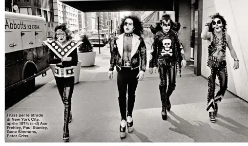  ?? ?? I Kiss per le strade di New York City, aprile 1974: (s-d) Ace Frehley, Paul Stanley, Gene Simmons, Peter Criss.