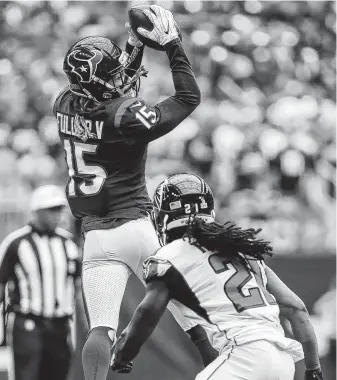  ?? Godofredo A. Vásquez / Staff photograph­er ?? Texans wide receiver Will Fuller makes a catch on a day when he became one of four players in NFL history to have at least 14 catches, 200 yards and three touchdowns in a game.