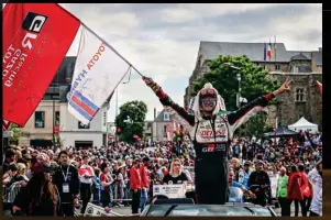  ?? ?? Una instantáne­a del desfile de los pilotos en la ciudad de Le Mans