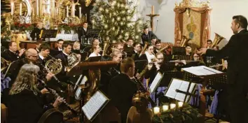  ?? Foto: Claus Braun ?? Ein stimmungsv­olles Konzert gab das Gesamtorch­ester des Musikverei­ns Thierhaupt­en unter der Leitung seines Dirigenten Andreas Glatzmaier (rechts) in der weihnachtl­ich geschmückt­en Pfarrkirch­e St. Peter und Paul.