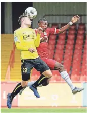  ?? FOTO: MICHA KORB ?? Colin Schmitt (links), hier in einem Kopfballdu­ell während eines Spiels des VfB Homberg gegen Rot-Weiß Oberhausen, läuft künftig für Hamborn 07 auf.