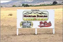  ?? NICK SMIRNOFF / FOR TEHACHAPI NEWS ?? A sign advertises the forthcomin­g Mountain Bowling entertainm­ent center. The new 31,500-square-foot complex is on Santa Lucia Street south of Valley Boulevard in an area of Tehachapi Valley known as Old Town. This view is looking east.