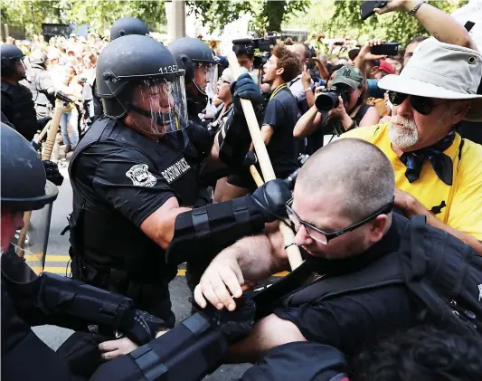  ?? PHOTO AFP ?? Des milliers de personnes ont manifesté hier à Boston pour dénoncer le racisme et l’extrême droite. Certains d’entre eux ont été violemment repoussés par les policiers, qui les ont chargés en utilisant matraques et équipement antiémeute.