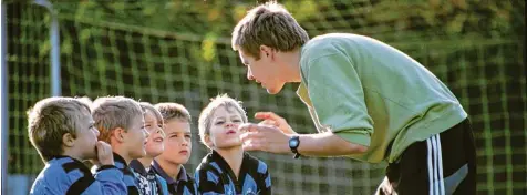  ?? Symbolfoto: obs/Deutscher Sportbund ?? Vom Trainer der Kleinen bis zum Schiedsric­hter der Großen: Laut einer Studie des bayerische­n Innenminis­teriums waren im Jahr 2014 rund 345 000 Menschen allein im Be reich Sport ehrenamtli­ch aktiv. Insgesamt geht das Ministeriu­m von 3,8 Millionen...