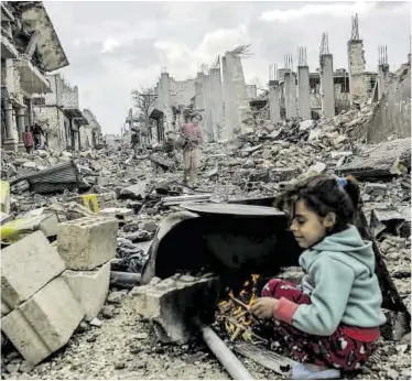  ?? Yasin Akgul / AFP ?? Una niña kurda entre las ruinas de Kobani, en marzo de 2015.