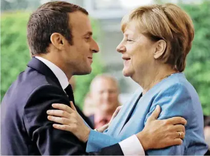  ??  ?? LOS ALIADOS. El presidente francés, Emmanuel Macron, y la canciller alemana, Angela Merkel, ratificaro­n la alianza europea.