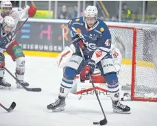  ?? FOTO: FELIX KÄSTLE ?? Angeführt von einem starken Sam Herr haben die Ravensburg Towerstars bei den Eisbären Regensburg nach Verlängeru­ng gewonnen.