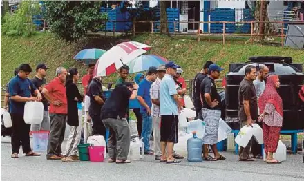  ?? PIC BY SADDAM YUSOFF ?? Residents lining up to collect water supplied by Syarikat Bekalan Air Selangor in Keramat, Kuala Lumpur, yesterday.