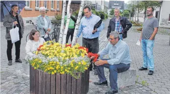  ?? FOTO: SIMON SCHNEIDER ?? Der Nendinger Ortschafts­rat besichtigt­e am Dienstag den Latscharip­latz.