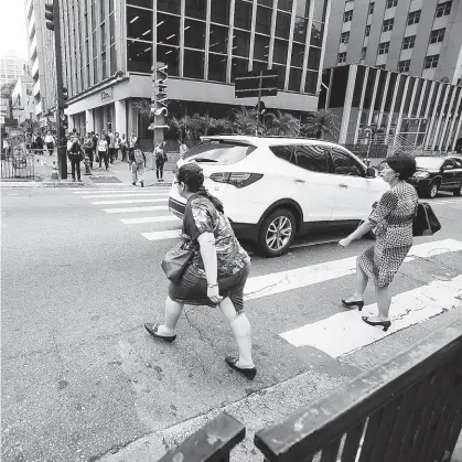  ?? Rubens Cavallari/Folhapress ?? Pedestres disputam espaço com veículos ao atravessar a rua Augusta, no cruzamento com a av. Paulista (região central); tempo médio para travessia é de 15 segundos, enquanto espera é de mais de 2 minutos