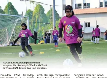  ?? ?? KANAK-KANAK perempuan beraksi sempena Hari Bolasepak Wanita AFC ke-8 di Wisma FAM, Kelana Jaya pagi semalam.