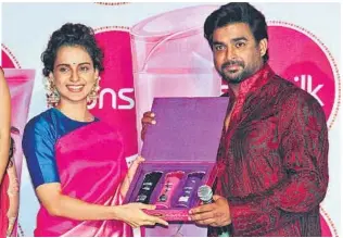  ??  ?? Kangana Ranaut and R Madhavan unveiled the ‘Sunsilk Jashan Mein Tashan’ pack – a celebratio­n styling kit