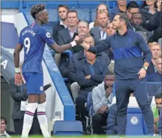  ??  ?? Abraham saluda a Lampard tras ser sustituido en Stamford Bridge.