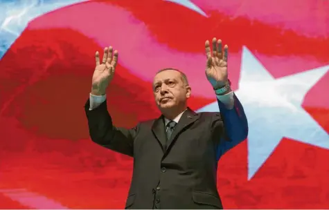  ?? Foto: Mustafa Kaya, dpa ?? Normale Sperrstund­e oder Gängelei der Bevölkerun­g? Der türkische Präsident Recep Tayyip Erdogan sorgt mit seinem Musikverbo­t für Streit.