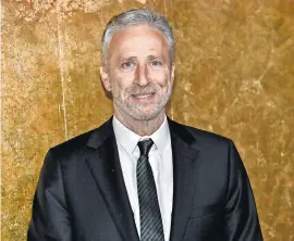  ?? ?? JON STEWART regresará al programa los lunes por la noche durante la campaña electoral de 2024, anunció la cadena el miércoles